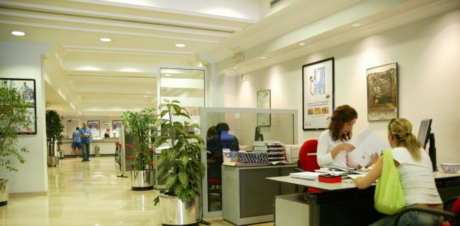 Interior de una oficina bancaria.