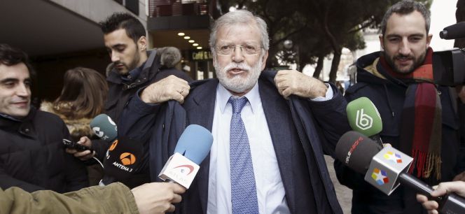 El expresidente de Extremadura Juan Carlos Rodríguez Ibarra, ante los medios de comunicación a su llegada a la reunión que varias decenas de históricos dirigentes del PSOE han realizado hoy en Madrid.