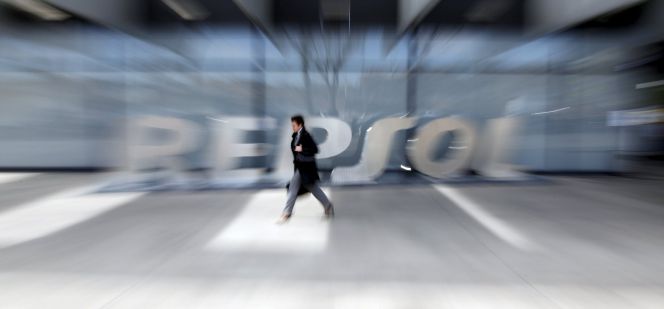 Logo de Repsol en su sede madrileña.