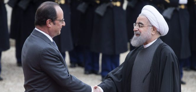 El presidente francés, François Hollande, a la izquierda, da la bienvenida al presidente iraní, Hasán Rohaní, a su llegada al palacio del Elíseo en París, (Francia).rn