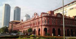 Edificios coloniales y modernos en Colombo.