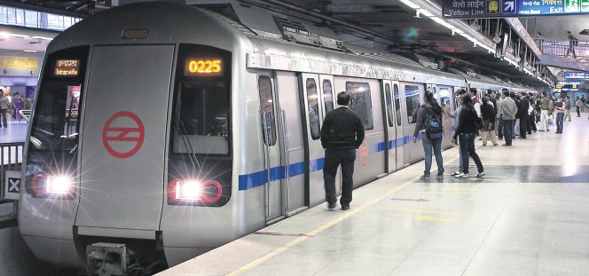 Metro de Nueva Delhi, cuyos convoyes han sido suministrados por CAF. Abajo, centro de control de túneles de Indra.