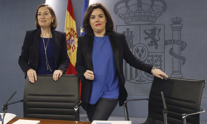 La vicepresidenta del Gobierno en funciones, Soraya Sáenz de Santamaría y la ministra de Fomento, Ana Pastor, momentos antes de la rueda de prensa posterior a la reunión del Consejo de Ministros hoy en La Moncloa. EFE