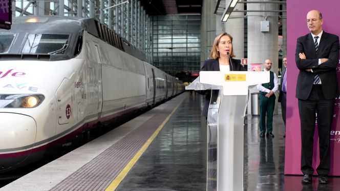 La ministra de Fomento, Ana Pastor, y el presidente de Renfe, Pablo Vázquez, junto a un AVE en la estación de Atocha. P. Monge