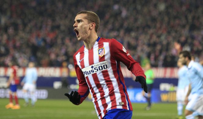 El delantero francés del Atlético de Madrid Antoine Griezmann celebra el gol marcado ante el Celta de Vigo, el primero del equipo, durante el partido de los cuartos de final de la Copa del Rey disputaron en el estadio Vicente Calderón. EFEVíctor Lerena
