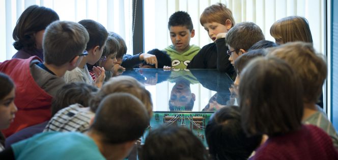 Un grupo de niños participa en un taller de Educa Endesa.