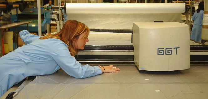 Una trabajadora en una fábrica textil.
