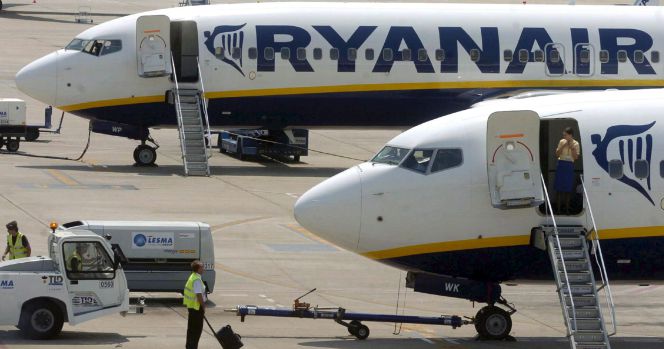 En la imagen, dos aviones de la aerolínea irlandesa de bajo coste Ryanair.