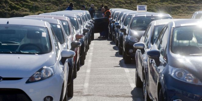 Varios operarios revisan los Ford Fiesta de la sexta generación salidos por la línea de montaje de la factoría Ford de Almussafes.