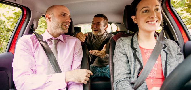 Fotografía facilitada por BlaBlaCar de tres pasajeros que comparten un viaje en coche.