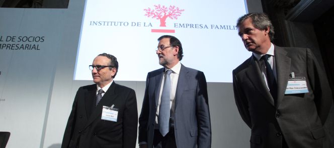 El presidente del IEF, Javier Moll; el presidente en funciones del Gobierno, Mariano Rajoy, y el presidente de Acciona, José Manuel Entrecanales.