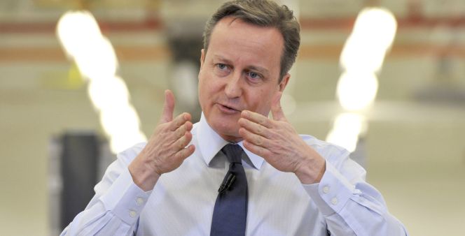 El primer ministro británico, David Cameron, hoy durante su visita a una planta de Siemens en el sur de Inglaterra. REUTERS