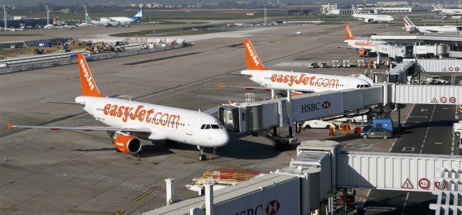 Aviones de Easyjet en el aeropuerto parisino de Orly.