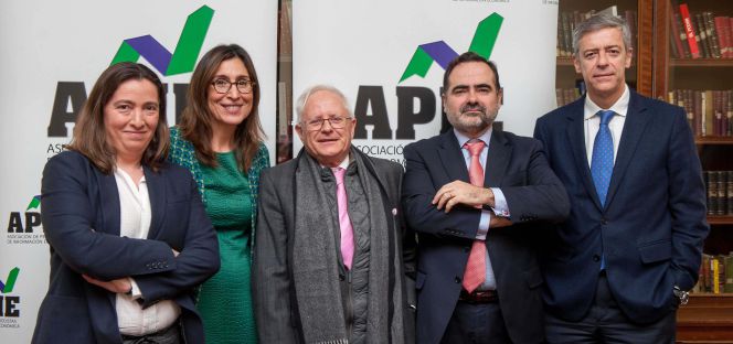De izquierda a derecha, Susana Graupera, Núria Vilanova, José Ramón Pin, Francisco Javier Zapata e Íñigo de Barrón, ayer, en la presentación del informe sobre las juntas generales de las empresas del Ibex.