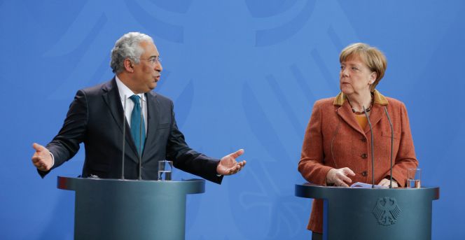 El primer minsitro portugués, Antonio Costa, con Angela Merkel, en Berlín.