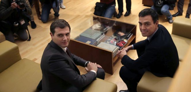 El secretario general del PSOE, Pedro Sánchez, y el presidente de Ciudadanos, Albert Rivera.