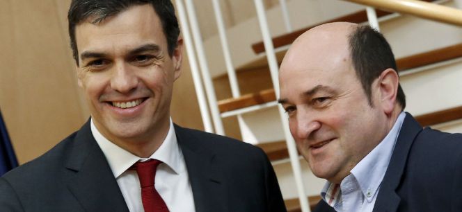 El secretario general del PSOE, Pedro Sánchez con el presidente del PNV, Andoni Ortuzar, en el Congreso de los Diputados.