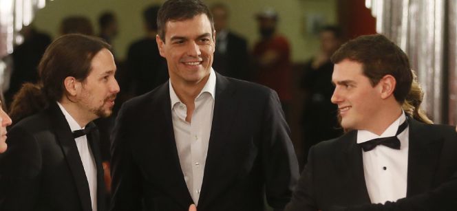 El líder de Podemos, Pablo Iglesias (izquierda), el secretario general del PSOE, Pedro Sánchez (centro), y el líder de Ciudadanos, Albert Rivera, a su llegada a la ceremonia de la 30 edición de los Premios Goya.