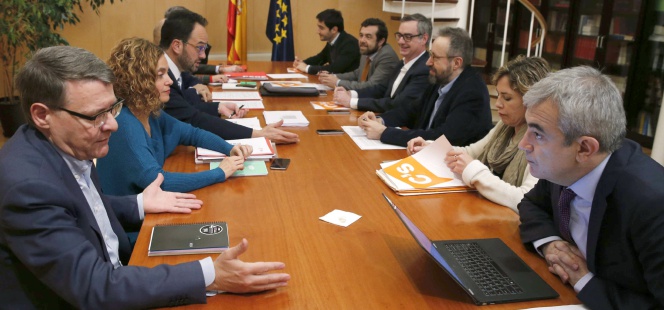 Los miembros del equipo negociador del PSOE, Antonio Hernando, Jordi Sevilla, Meritxell Batet, junto a los de Ciudadanos, Luis Garicano, Marta Martín, Juan Carlos Girauta, José Manuel Villegas, Miguel Gutiérrez, durante la reunión que han mantenido para avanzar en la formación de un gobierno, esta tarde en el Congreso.