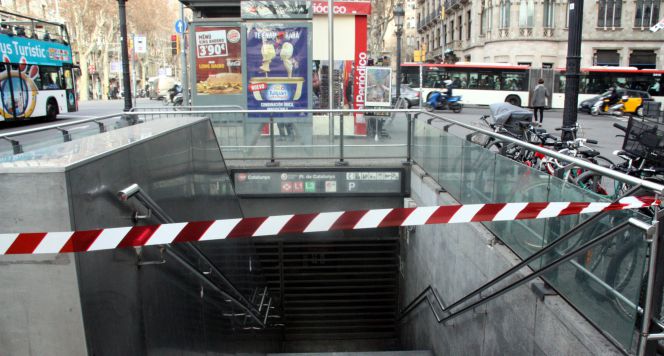 Acceso cerrado a la estación de Rodalies en Plaça de Catalunya.