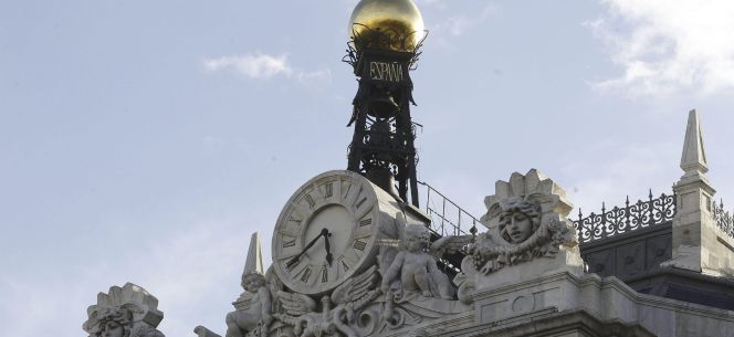 Reloj en la fachada de la sede del Banco de España, en la Plaza de Cibeles en Madrid. EFEArchivo