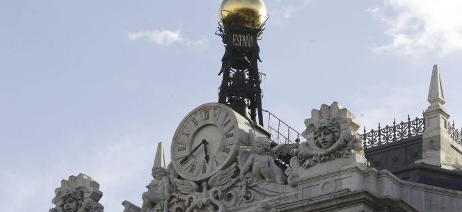 Reloj en la fachada de la sede del Banco de España, en la Plaza de Cibeles en Madrid. EFEArchivo