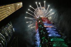 Fuegos artificiales sobre el edificio BBVA Bancomer