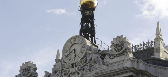 Reloj en la fachada de la sede del Banco de España, en la Plaza de Cibeles en Madrid. EFEArchivo