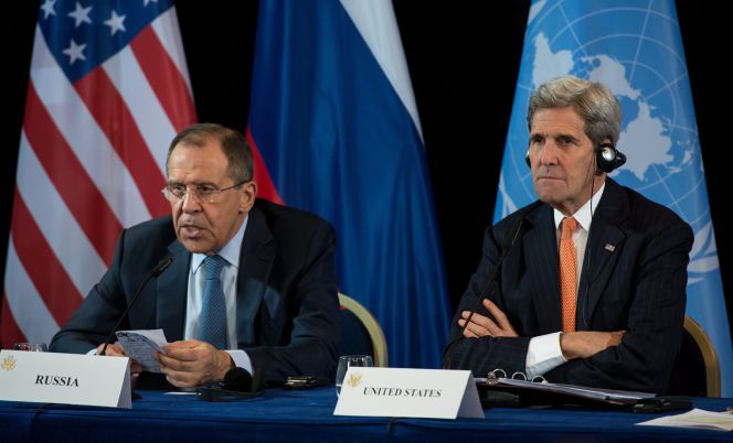 El secretario de Estado estadounidense, John Kerry (d) y el ministro de Exteriores ruso, Sergei Lavrov (i) participan hoy, jueves 11 de febrero de 2016, en una conferencia de prensa tras la reunión del Grupo Internacional de Apoyo a Siria (ISSG) en Munich (Alemania).