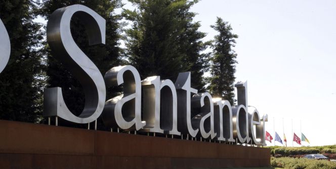 Logotipo de Santander en su sede de la Ciudad Financiera de Boadilla del Monte, en Madrid.