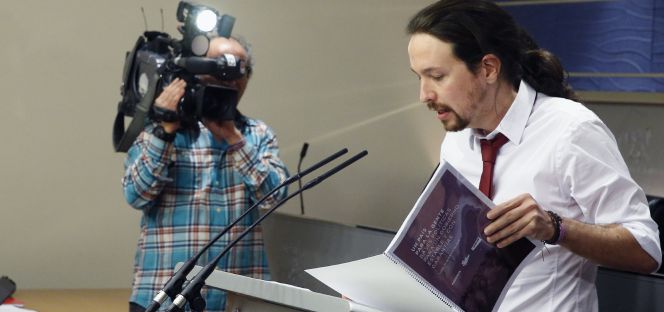 El secretario general de Podemos, Pablo Iglesias, durante la presentación, hoy en el Congreso, de su oferta de programa de gobierno de coalición.