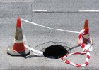 El bache causó el accidente El bache causó el accidente