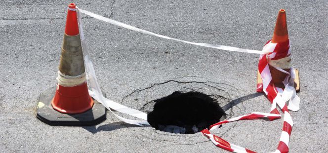 Un socavón en una carretera. Los socavones son responsables de muchos pinchazos y reventones.