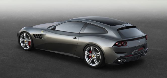 Su línea sigue el estilo de los llamados shooting brake, un concepto deportivo ideado por Aston Martin en los años sesenta. El nuevo GTC4 Lusso incorpora cuatro pilotos traseros, frente a los dos que llevaba el FF.