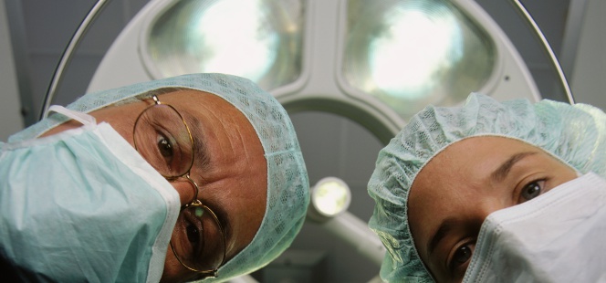 Los médicos de Madrid se juegan su futuro en las urnas