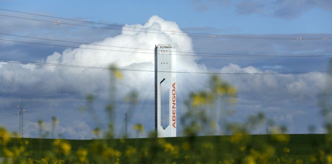 Torre de una planta solar de Abengoa.