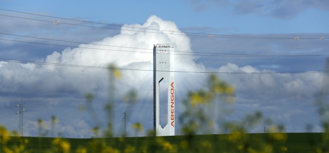 Torre de una planta de energía solar de Abengoa.