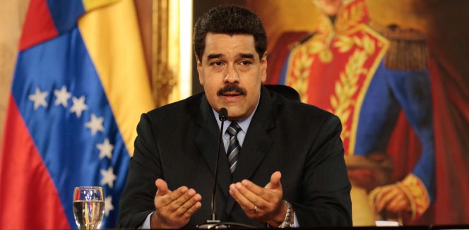 Fotografía cedida por el Palacio de Miraflores que muestra al presidente venezolano, Nicolás Maduro, mientras anuncia un paquete de medidas económicas en Caracas (Venezuela).