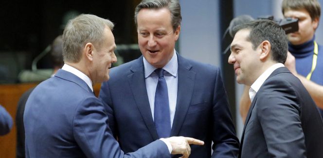 El presidente del Consejo Europeo, el polaco Donald Tusk (i-d), el primer ministro británico, David Cameron, y su homólogo griego, Alexis Tsipras, conversan al inicio de la cumbre de líderes de la Unión Europea (UE) en Bruselas, Bélgica, hoy.