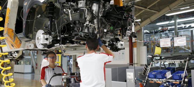 Trabajadores en la fábrica de Seat en Martorell (Barcelona)