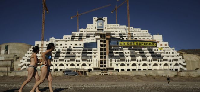El Supremo da luz verde al derribo de El Algarrobico