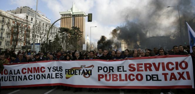 Taxistas de toda España se manifiestan en Madrid contra la CNMC y los servicios de Uber y Cabify.