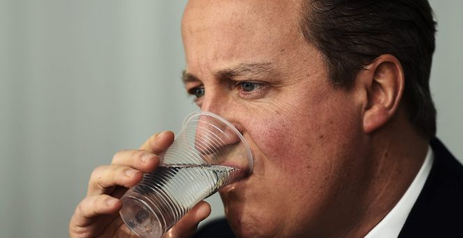 El primer ministro británico, David Cameron, bebe un vaso de agua durante una reunión celebrada en la segunda jornada de la Cumbre Europea en Bruselas, a fin de asegurar su permanencia en el club comunitario de cara al referéndum británico.