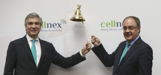 El presidente de Cellnex, Francisco Reynés (i), y el consejero delegado, Tobías Martínez (d), durante el estreno en bolsa de esta filial de telecomunicaciones terrestres de Abertis, en mayo de 2015.