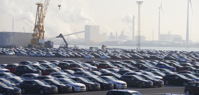 Puerto de Amberes con vehículos de Mazda