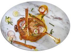 Confit de pato, chalotas, uvasy canela;a laderecha, cestade verduras con humus y salsa de queso especiada.