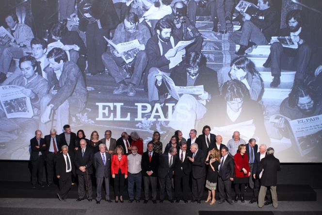Foto de familia de la presentación de la película-documental 'El País con la Constitución'.