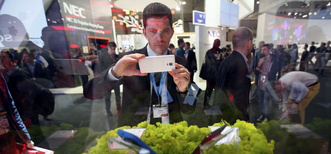 Un visitante toma una foto a unos smartphones durante el MWC del año pasado. Miles de ejecutivos de la industria vuelven a congregarse esta semana en Barcelona.