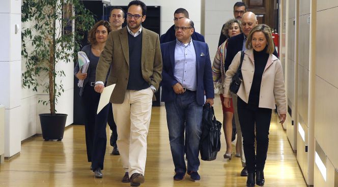 Los portavoces parlamentarios del PSOE, Antonio Hernando (i) y Coalición Canaria, Ana Oramas (d), acompañados de sus equipos negociadores, a su llegada a la reunión que han mantenido el viernes 19 en el Congreso de cara a la investidura de Pedro Sánchez.