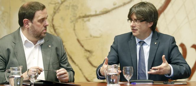 El consejero de Economía, Oriol Junqueras, y el presidente de la Generalitat de Cataluña, Carlos Puigdemont.